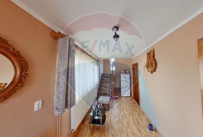 Casă cu 4 camere cu Teren 900 Mp în Est - 3