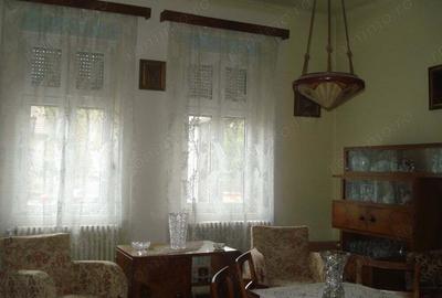 Casă cu 4 camere cu Teren 1000 Mp în Central