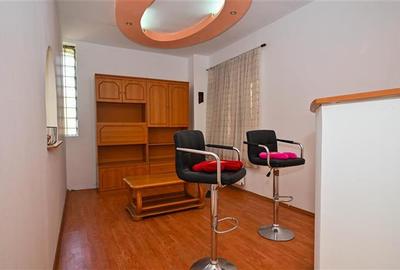 Duplex cu 13 camere cu Canalizare în Central - 30