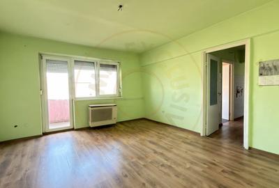 Apartament cu 4 camere semidecomandat în Carei - 2