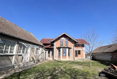 Casă cu 3 camere cu Teren 2083 Mp în Ciumeghiu - 1
