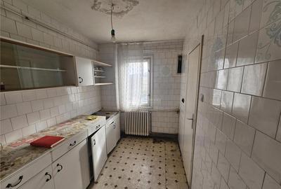 Apartament cu 3 camere semidecomandat în Micro I - 13