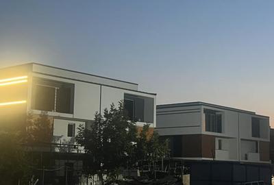 Casă cu 5 camere cu Canalizare în Central