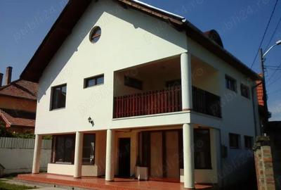 Inchiriez casa tip vila Targu Mures zona centrala.