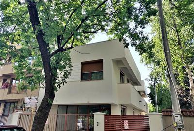 Casă individuală cu 10 camere cu Canalizare în Bucureștii Noi
