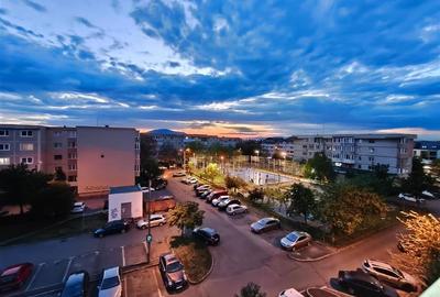 Apartament cu 3 camere decomandat, mobilat în Tractorul - 10