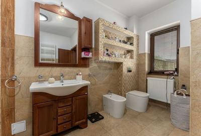 Vilă cu parc, piscină, jacuzzi și foișor, panouri fotovoltaice - 23