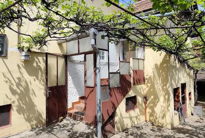 Casă cu Teren 210 Mp în Central - 2