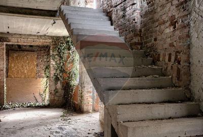 Casă cu 4 camere cu Teren 786 Mp în Central