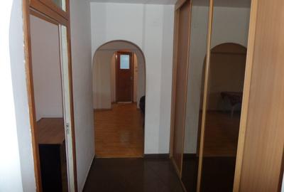 Apartament cu 3 camere semidecomandat, mobilat în Colentina