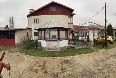 Proprietate cu 3 case locuibile pentru 3 familii ?i teren 4600 m2 de vanzare - 7