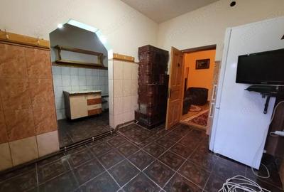 Casa tradi?ionala, mobilata ?i utilata, situata in centrul satului Polovragi - 8