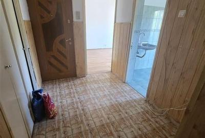 Pacurari - Str. Toma Cozma, 3 camere decomandat, 2 balcoane, geam la baie, liber