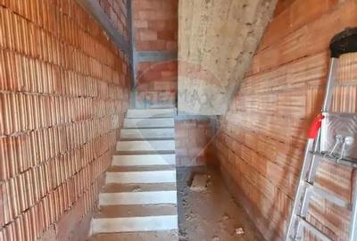 Casă cu 7 camere cu Teren 7400 Mp în Borlești - 5