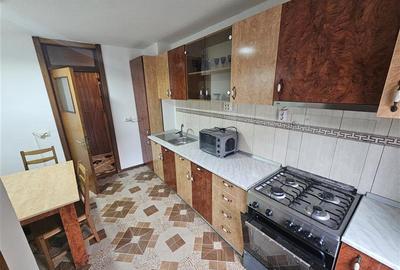 Apartament cu 3 camere decomandat, mobilat în Micro IV - 30