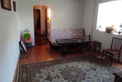 Apartament cu 3 camere semidecomandat, mobilat în Alexandru Obregia