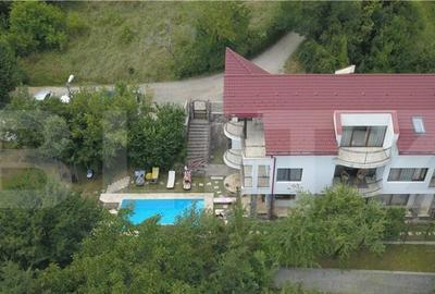 Casă cu 8 camere cu Teren 600 Mp în Noua - 2