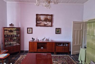 Casă cu 7 camere cu Teren 500 Mp în Bran