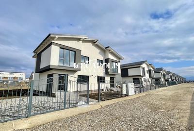 Duplex cu 4 camere cu Canalizare în Sânpetru - 1