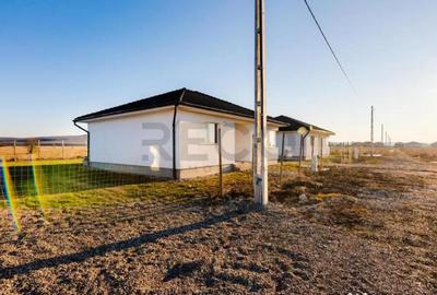 Casă cu 3 camere cu Canalizare în Rontău - 2