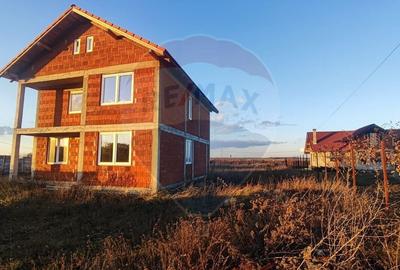 De vanzare casa cu etaj 4 camere, la rosu iesire Les langa padure