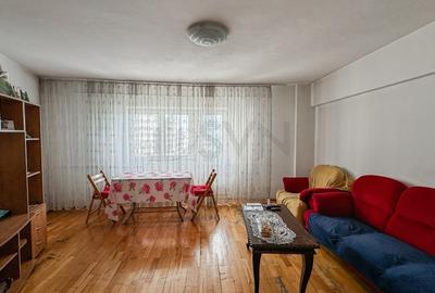 Apartament cu 3 camere decomandat în P-ța Victoriei