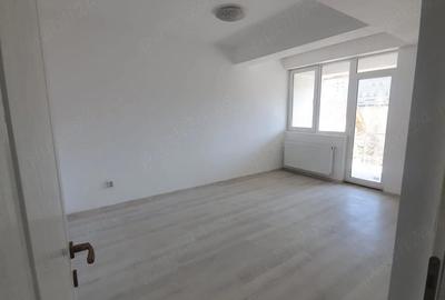 Apartament cu 3 camere decomandat în Tractorul - 3