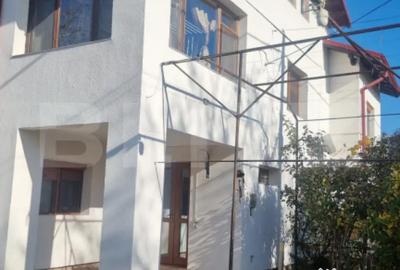 Casă cu 7 camere cu Teren 1600 Mp în Cocorăștii Colț - 1