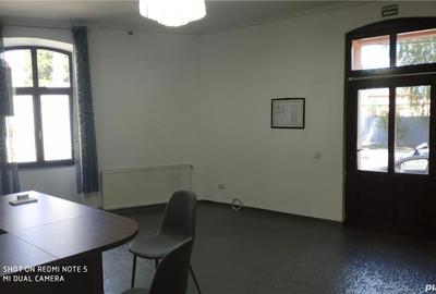 Spațiu comercial, de 42 mp, în Central - 8
