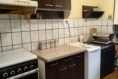 Apartament 2 camere bloc caramida etaj 1 - 2