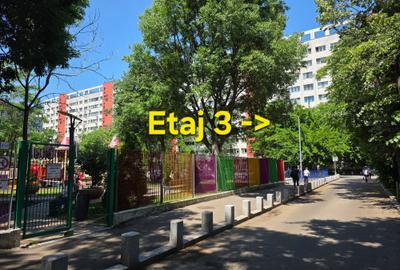 Apartament cu 3 camere semidecomandat în Alexandru Obregia