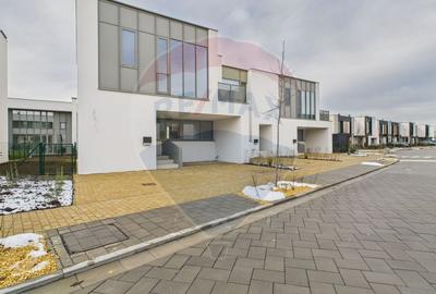 Casă cu 4 camere cu Piscina în Tunari