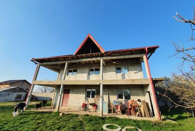 Casă cu 11 camere cu Teren 2600 Mp în Făcău - 2