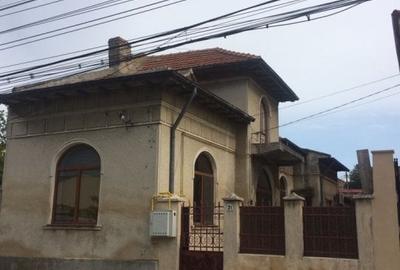 Casă cu 5 camere în Faleza Nord