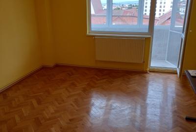 Proprietar vând apartament amenajat 4 camere ultracentral,decomandat,etaj interm - 5