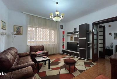 Apartament cu 3 camere semidecomandat în Moșilor
