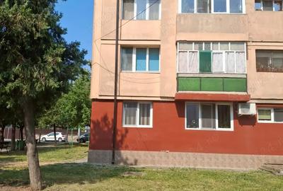 Vand apartament 2 camere Etaj 3 - 8