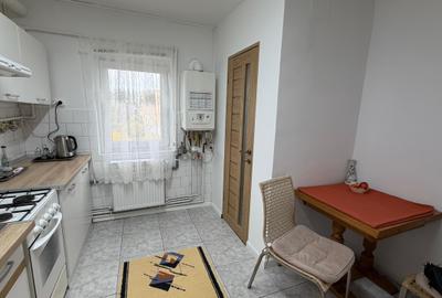Apartament cu 3 camere, 2 bai si 2 balcoane, decomandat et , cartier MV1 - 4