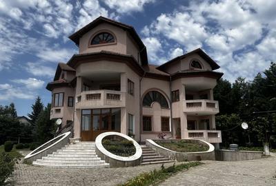 Casă individuală cu 8 camere în Nord