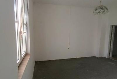 Vand apartament cu dependinte (baie,bucatarie),suprafata utila 32 mp -negociabil - 10