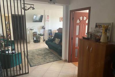 Apartament cu 3 camere semidecomandat în Central - 1