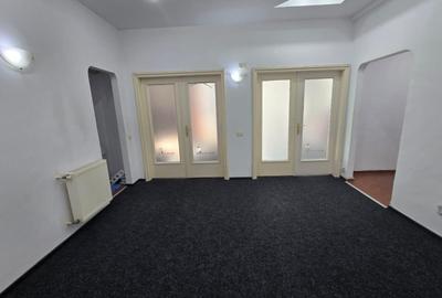Apartament cu 4 camere decomandat, mobilat în P-ța Victoriei