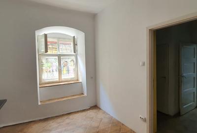 Inchiriez spatiu comercial situat ultracentral in Piata Mare, - 6