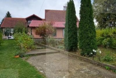 Casă cu 6 camere cu Teren 3000 Mp în Central