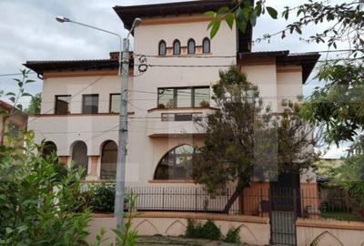 Vila cu 11 camere, 450 mp, teren cu 620 mp, 2 locuri de parc - 4