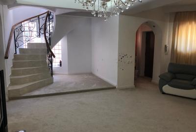 Casă individuală cu 7 camere cu Canalizare în Apărătorii Patriei - 19