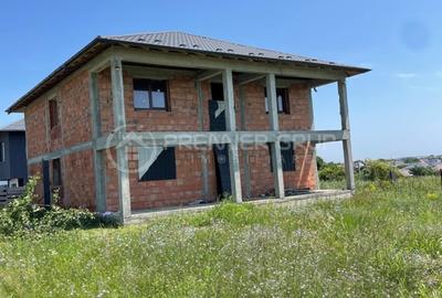 Casă individuală cu 6 camere în Breazu