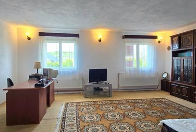 Casă cu 6 camere cu Teren 1632 Mp în Albești - 3