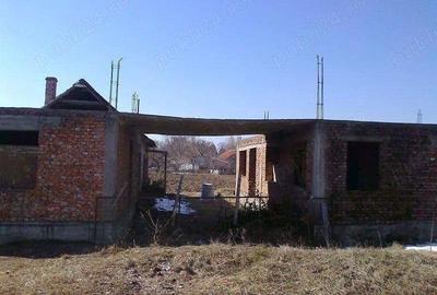 Casă cu 5 camere cu Teren 1700 Mp în Ciacova - 1