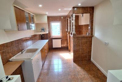 Apartament cu 4 camere decomandat în Calea București